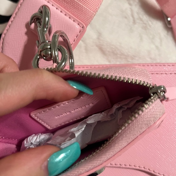 MARC JACOBS
Pink 'The Utility Snapshot' Shoulder Bag
$420 USD - Picture 7 of 9